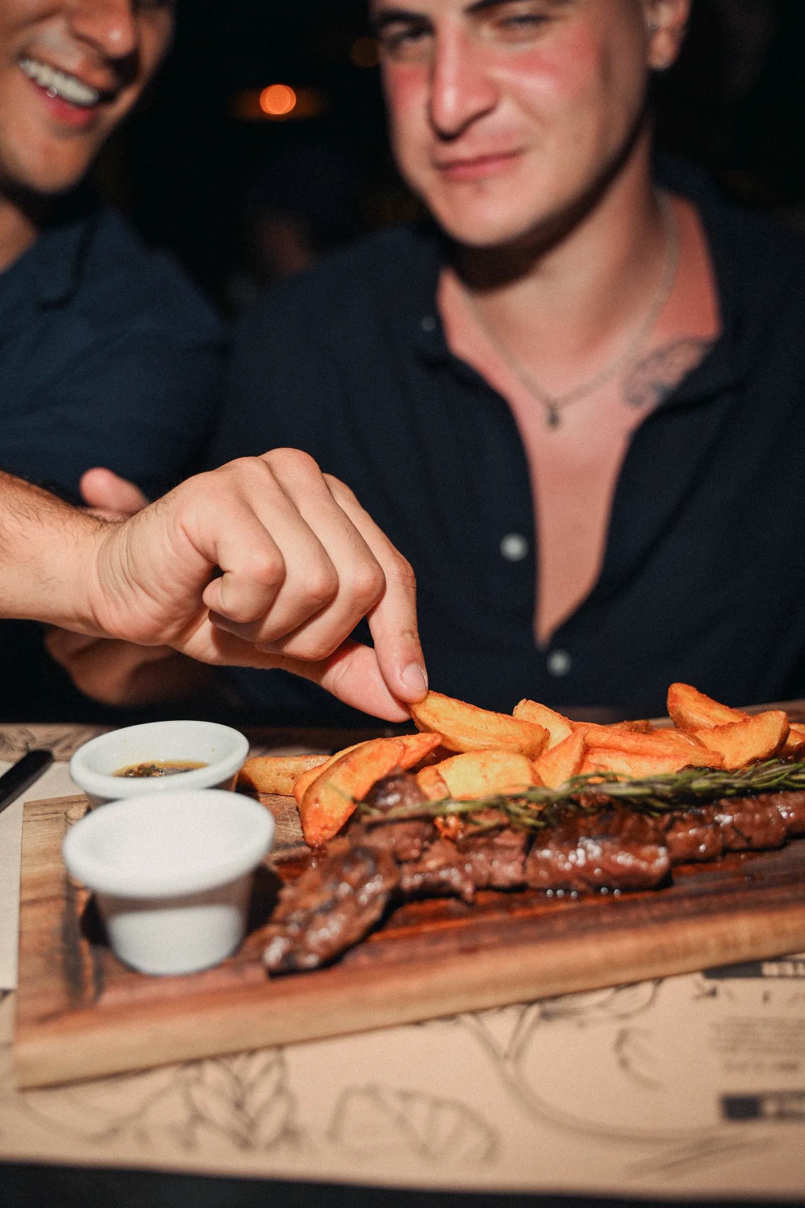 Entraña a la parrilla con patatas, comiendo en la mesa