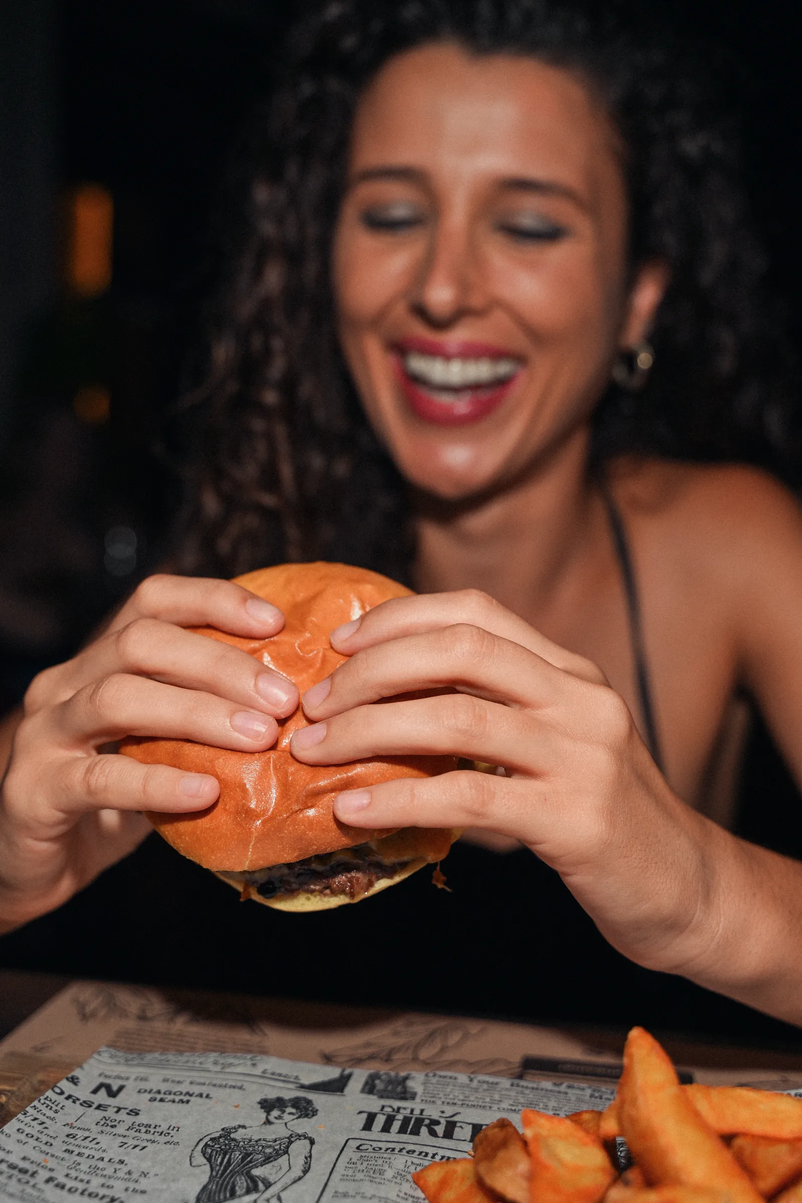 Mordiendo una hamburguesa en la mesa
