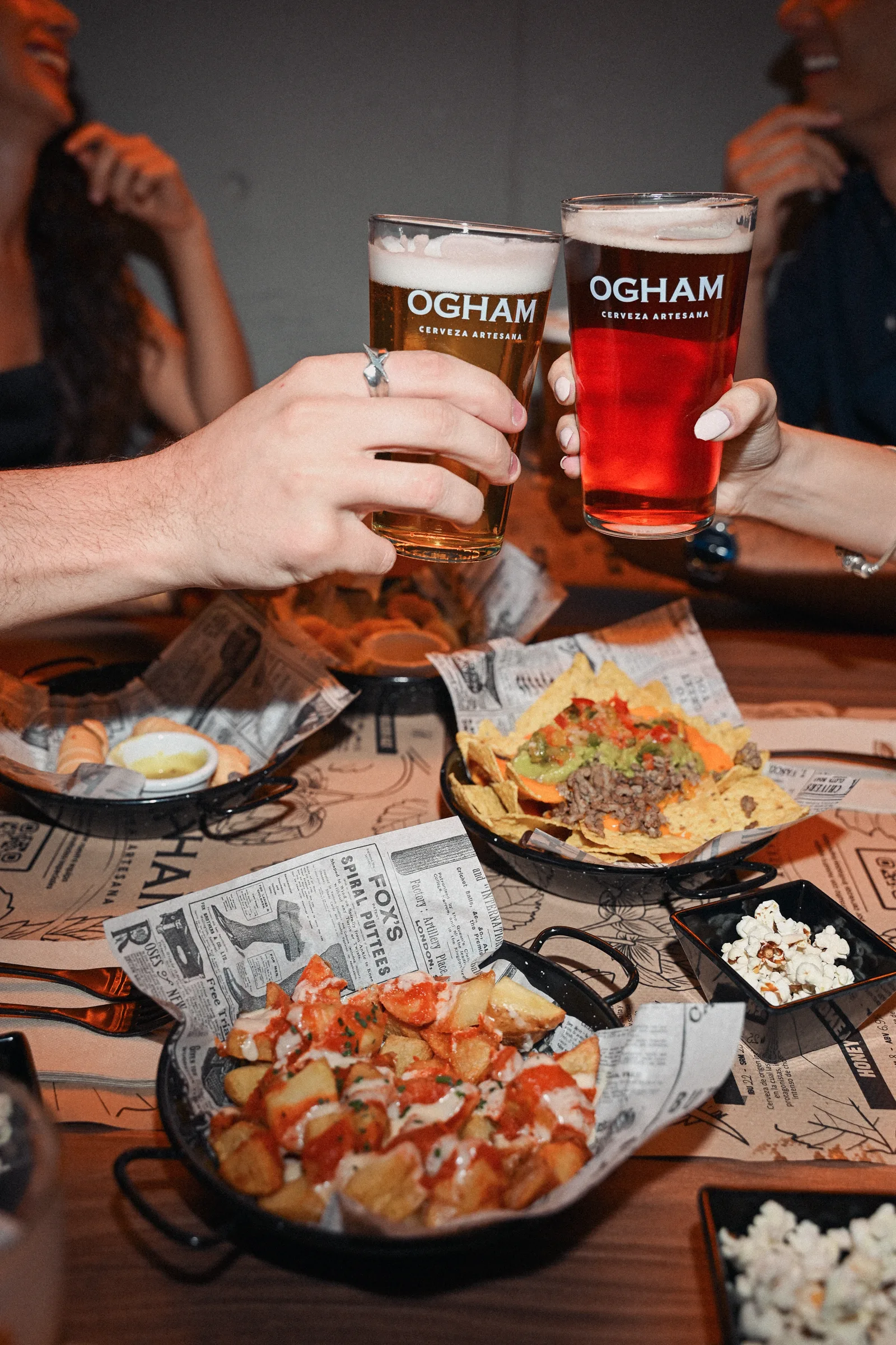 Mesa con varios platos y pintas para compartir