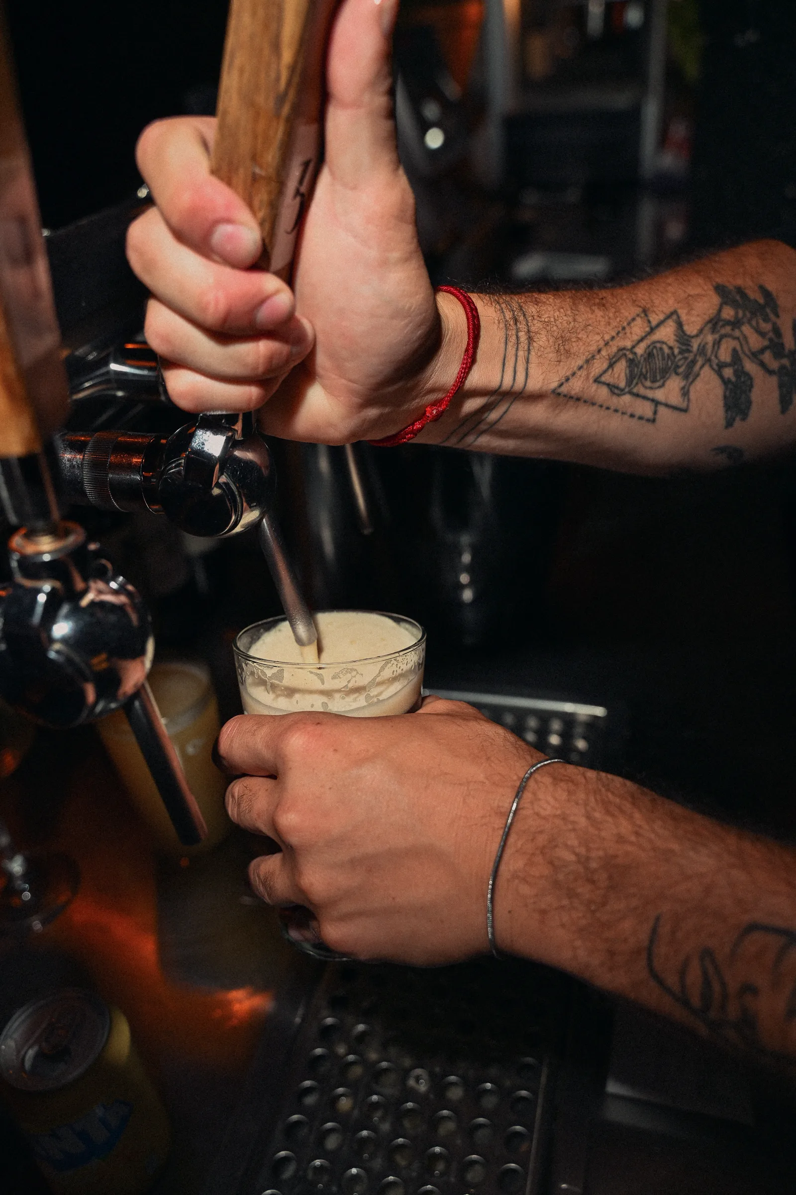 Pinta de Cerveza invitada servida en la barra