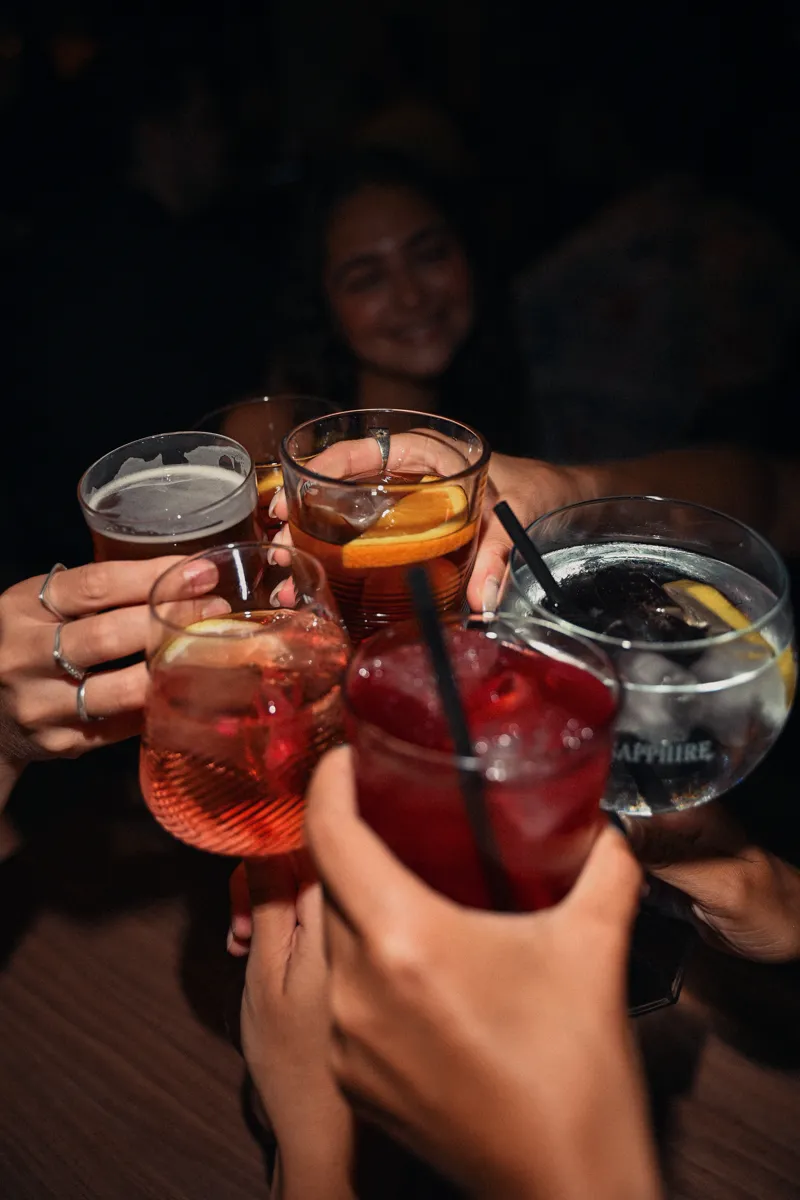 Brindis con cócteles en la barra