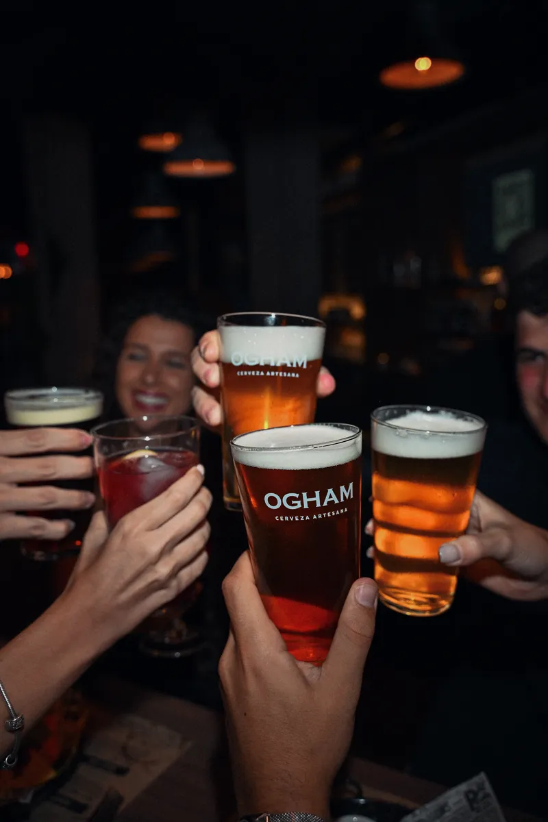 Brindis con pintas de cerveza artesana