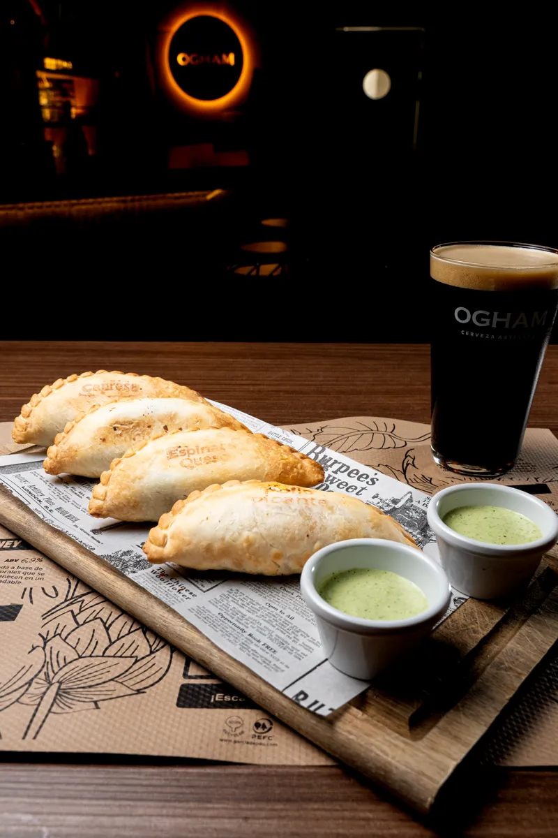 Plato de empanadas argentinas recién servidas