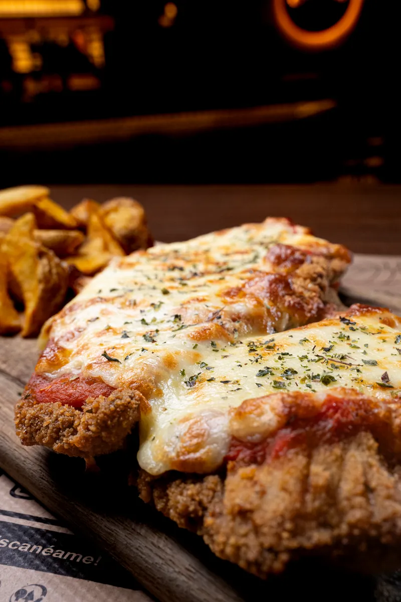 Milanesa napolitana con queso fundido