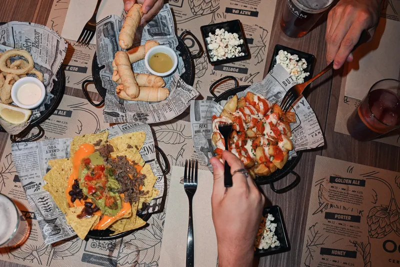 La mesa llena de platos diez minutos después de empezar