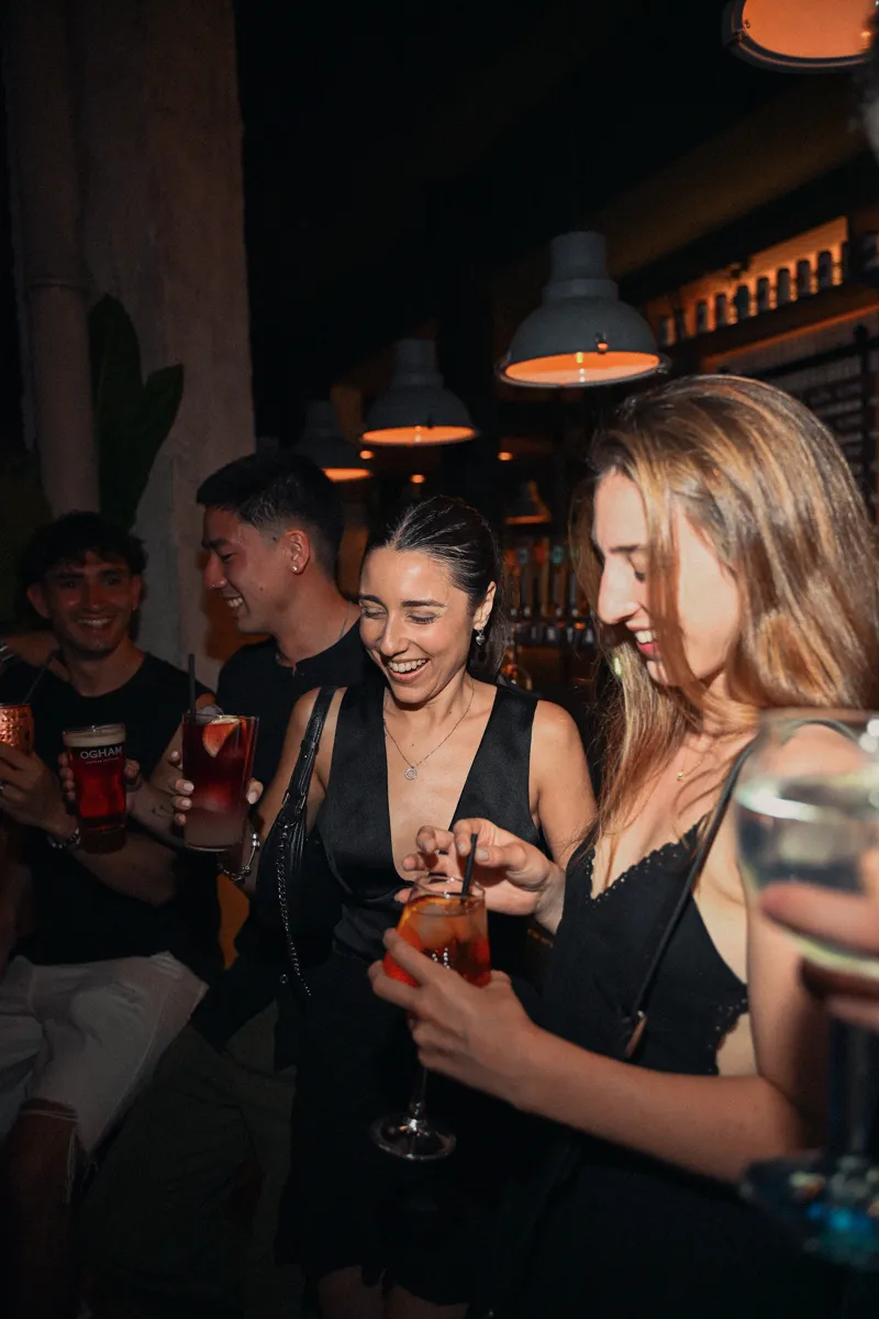 Gente pidiendo en la barra durante un evento