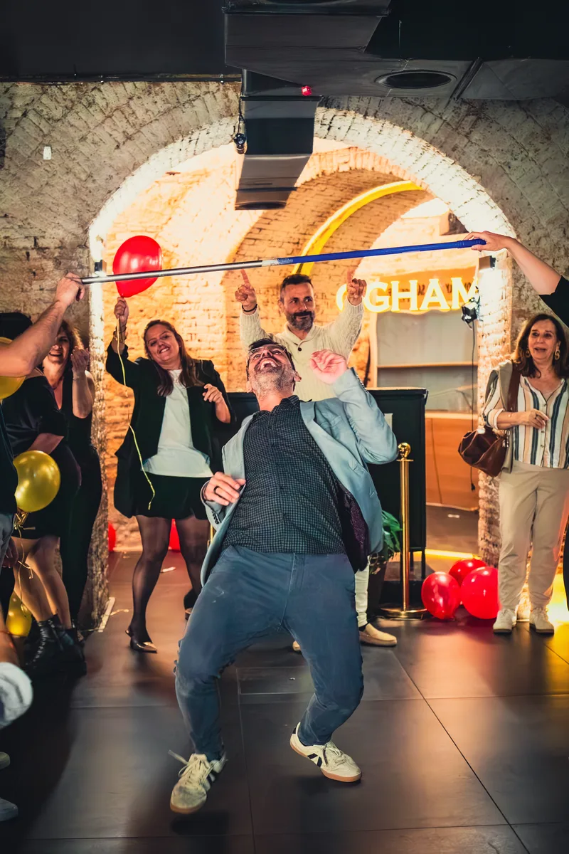 Invitados bailando en el sótano con luz baja