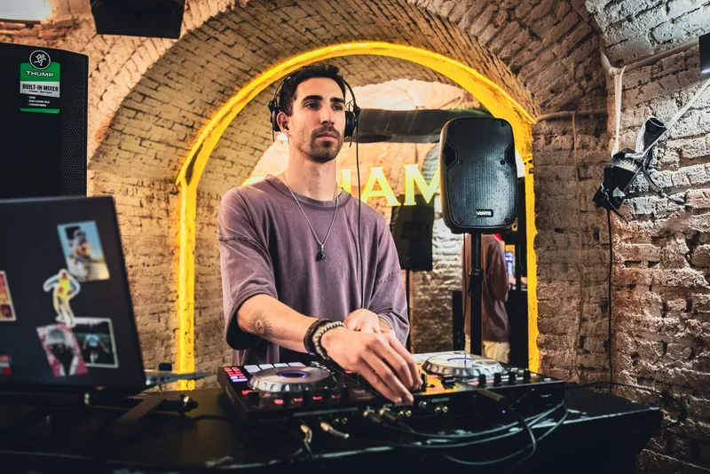 Cabina de DJ montada bajo uno de los arcos del sótano