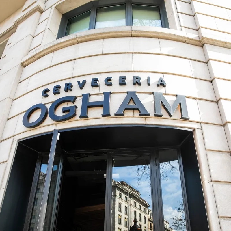 La fachada de OGHAM en Gran Via 604, vista desde la calle