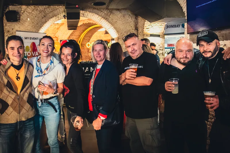 Foto de grupo de los asistentes a un evento en la sala
