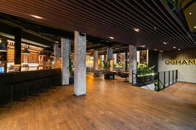 La barra de OGHAM con los grifos de cerveza a la vista y taburetes altos