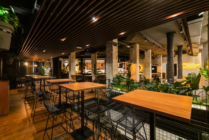 Mesa corrida montada a lo largo de la sala para una cena de grupo