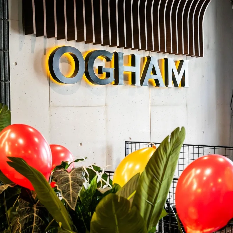 Globos y el rótulo de neón de OGHAM encendido