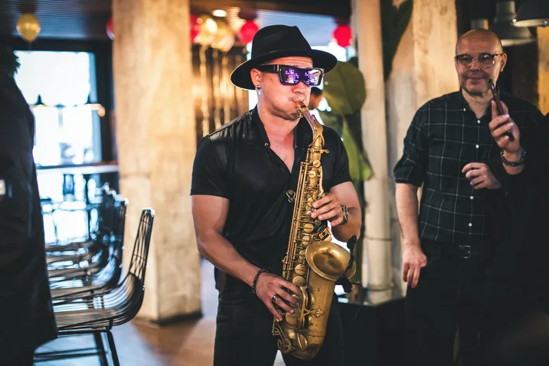 Saxofonista tocando en directo entre el público