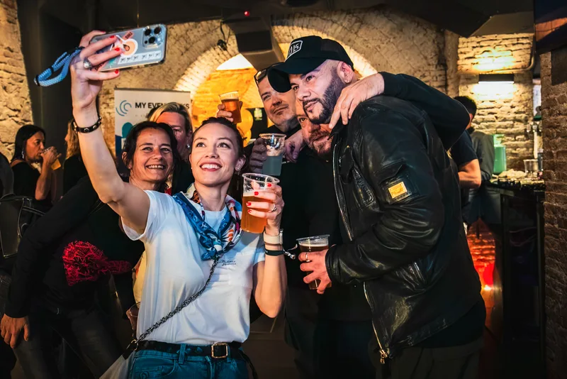 Un grupo haciéndose un selfie en mitad de la fiesta