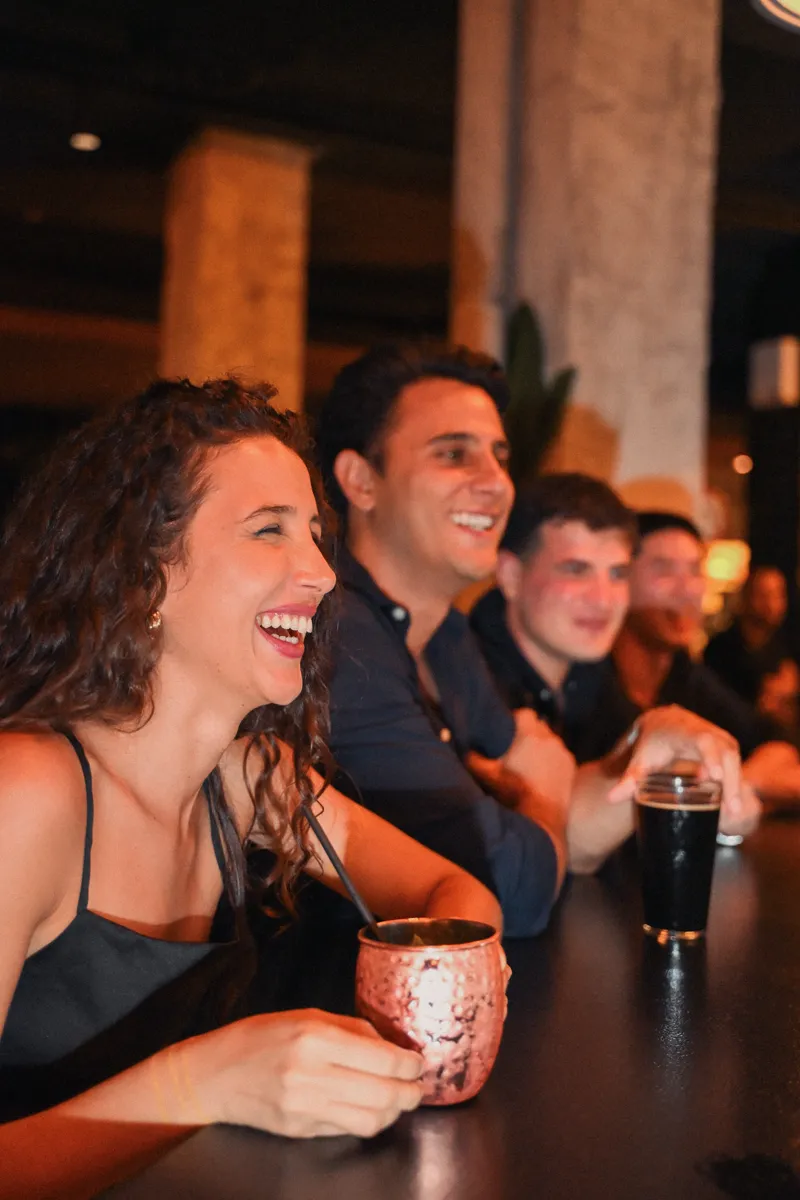 Risas en una mesa larga durante un evento